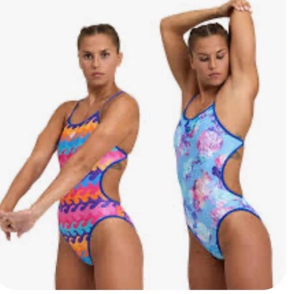 ARENA WOMEN’S REVERSIBLE SWIMSUIT COLOURFUL WAVES PRINT 30-32